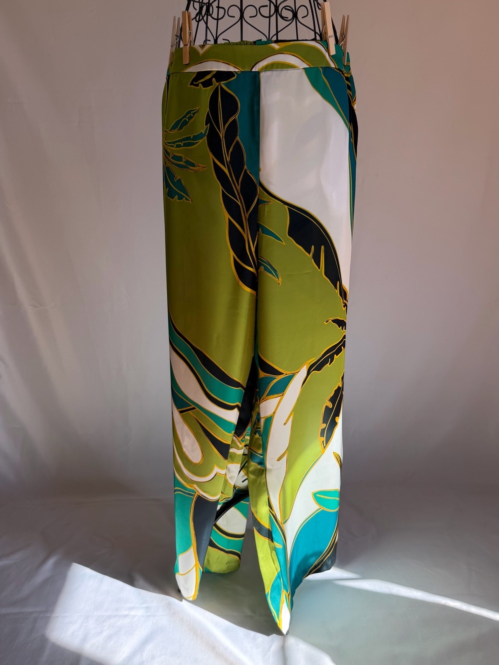 Tahari Green, Teal & White Printed Women’s Chinos